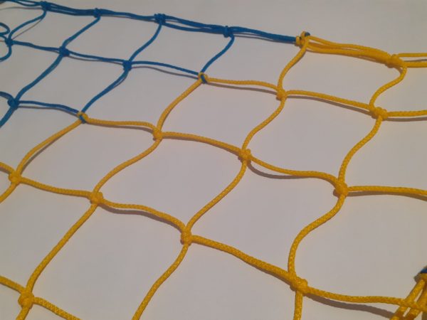 Сітка футбольна 2,10м на 5,10м (комплект з 2 шт.), шнур д-3,5мм, вічко 15см, глибина 1,50м, біла, жовто-синя